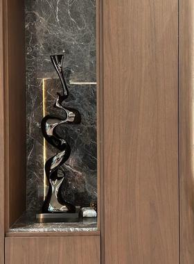 样板间件入户玄装关饰摆客厅电奢视柜旁边现代轻酒店艺术LMV抽象