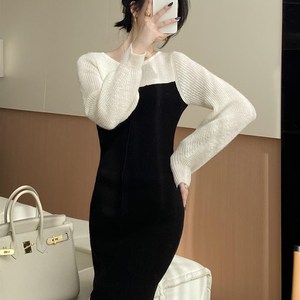 配大衣内搭黑白拼接毛衣打底裙2022秋季新款中长款开叉针织连衣裙