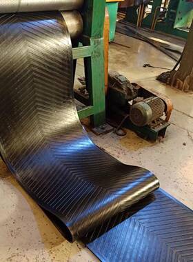 爬坡防滑输送带凹凸尼人字花PZX纹输送带龙橡胶带帆形布线环运输