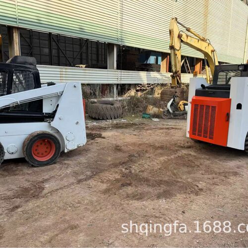 两台国产WS60滑移装载机扫地机四驱铲车WS60skidsteerloader