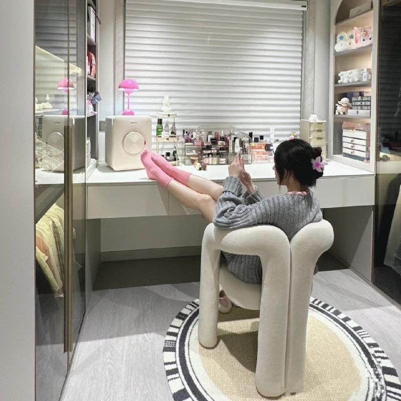 奶油风网红化妆椅设计师靠背女生卧室高级感美甲服装店家用餐桌椅