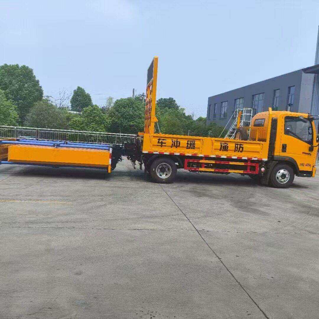 蓝牌重汽防撞缓冲车为施工保驾护航