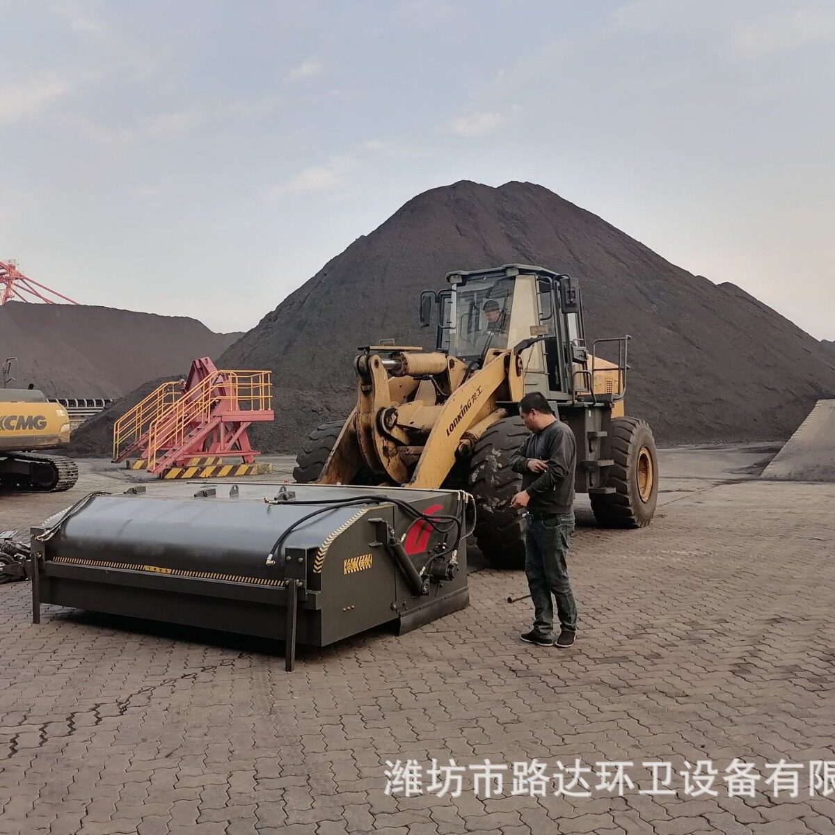 装载机改清扫机适用铣刨路面水稳清洁铲车改扫路机驾驶式扫地机