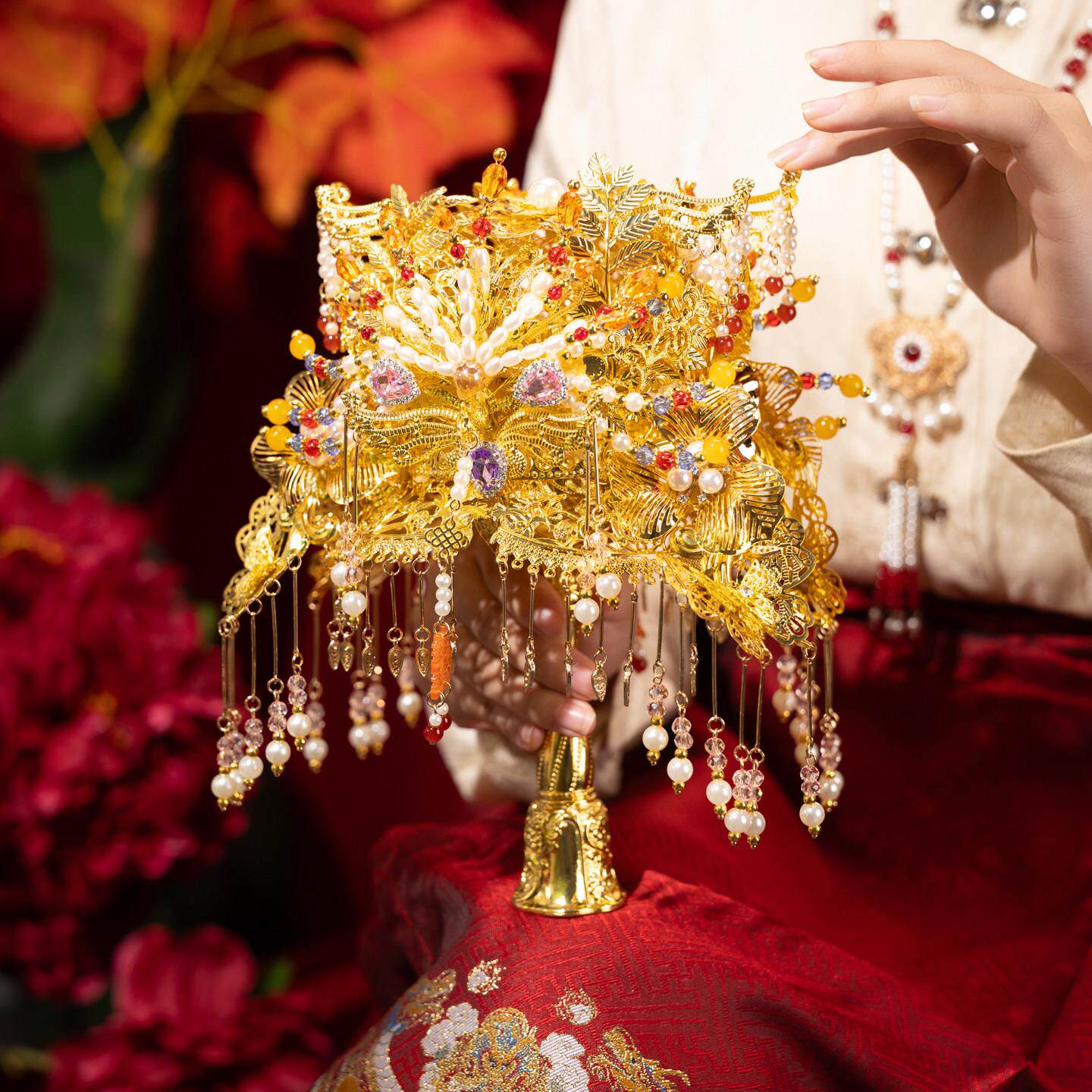 手捧花新娘团扇中式婚礼金色重工高级感珍珠流苏秀禾婚嫁彷真花束