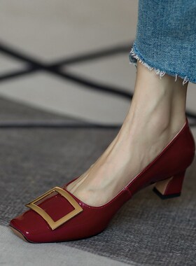 时尚灰色方扣真皮小高跟鞋女2024年春秋新款漆皮方头中跟浅口单鞋