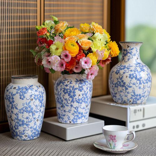 经典陶瓷花瓶白底青花瓷中式古风宽肚窄口牡丹冰裂纹花壶客厅摆件