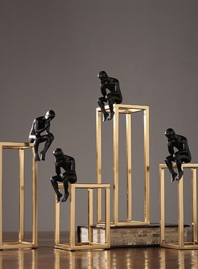 现代简约思考者人物金属摆件样板间摆设客厅书房书桌书柜酒柜装饰