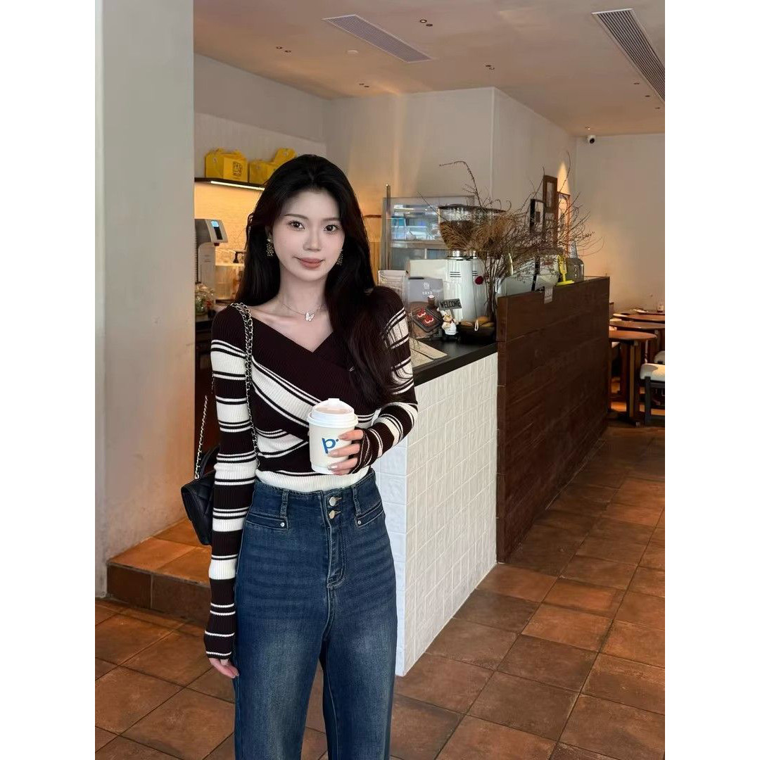 已出货V领修身条纹长袖针织衫女秋季气质穿搭露锁骨一字肩毛衣