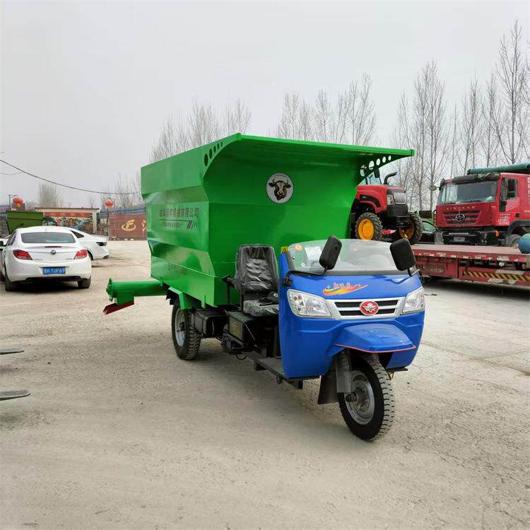 殖场自动投机牛羊育肥YNF养3料方电动撒料车料大立方料斗饲车