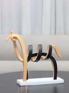 北欧极简抽象树脂条线镂空马艺术摆件玄2013关房书办公室软装家饰