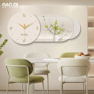 奶油风饭厅钟表挂钟客厅2023新绿植餐桌饭厅背景墙艺术时钟免打孔
