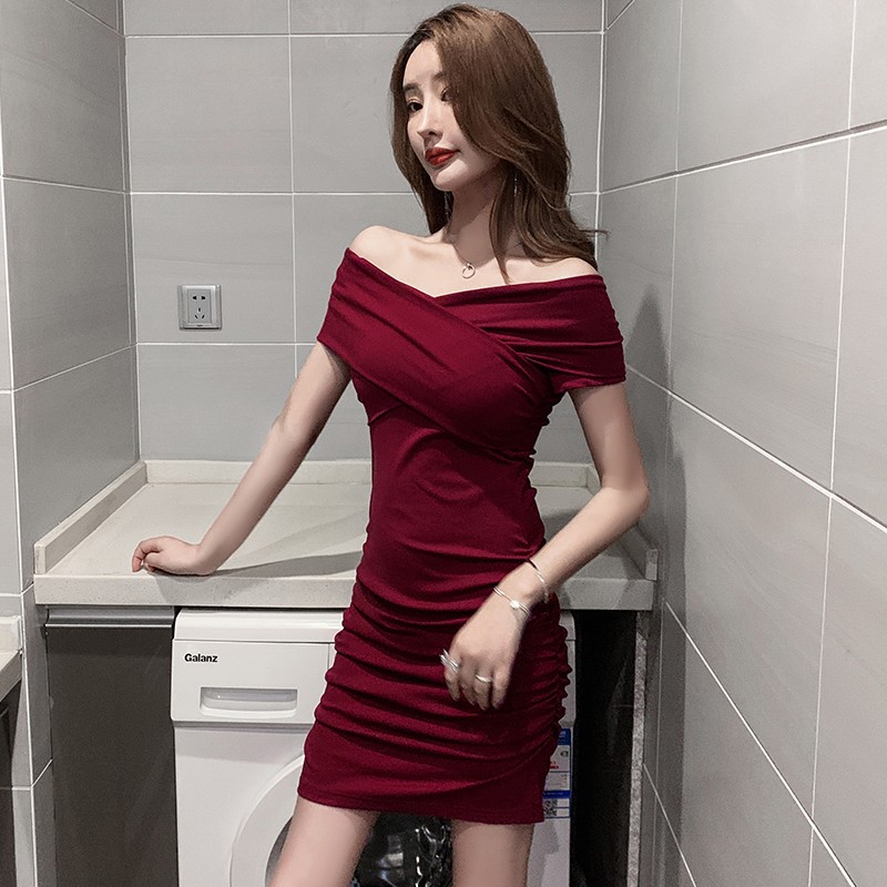 性感女装露肩连衣裙一字肩漏肩设计感收腰显瘦紧身气质包臀裙女夏