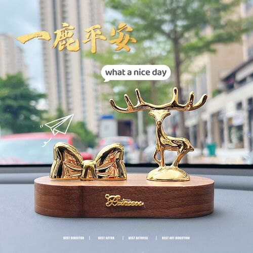 车载香薰2024新款汽车一路平安鹿车内饰品摆件中控台装饰高档大气