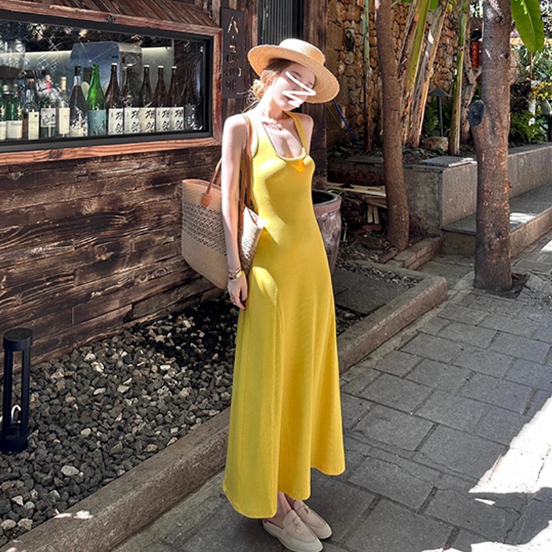 性感辣妹黄色挂脖吊带连衣裙子女2025夏季纯欲海边度假风无袖长裙