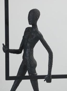 代简约合金处托房框人摆件样板间售楼书现客厅米兰器SFT装饰品