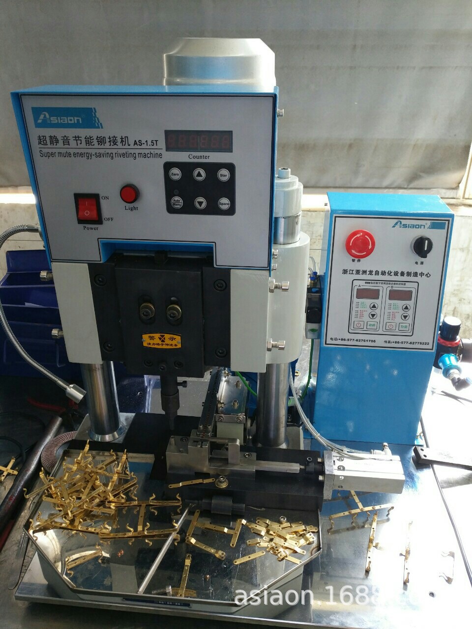 半自动银触点铆合机 开关配件银触点铆接 铆钉铆合机 自动化设备