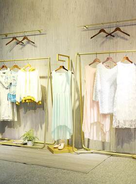 金色服装架女装店上墙货架服装店展示架落地式挂衣架店铺装修设计