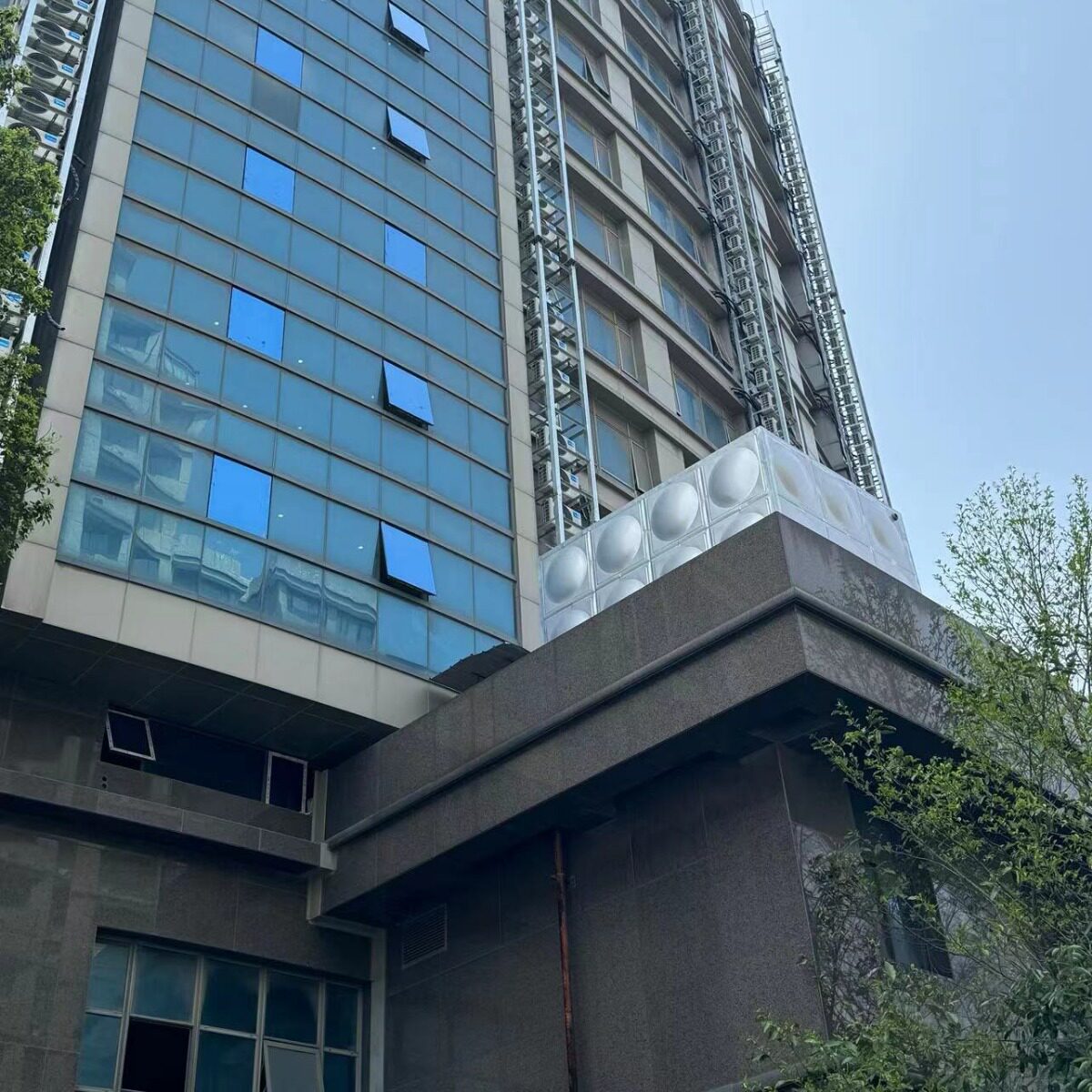 不锈钢水箱厂家 酒店楼顶生活水箱换新 现场焊接强度高本地