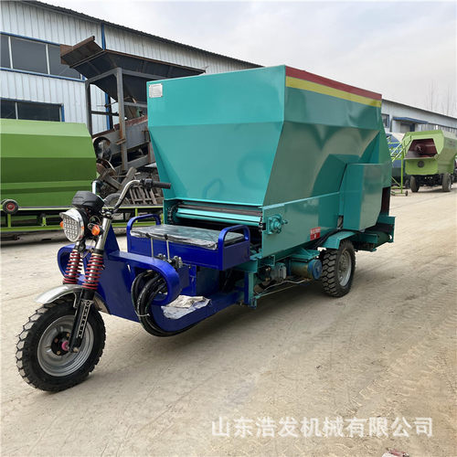 养殖用五方运草投料车牛羊场草料池均匀布料车三轮双边出料撒料车