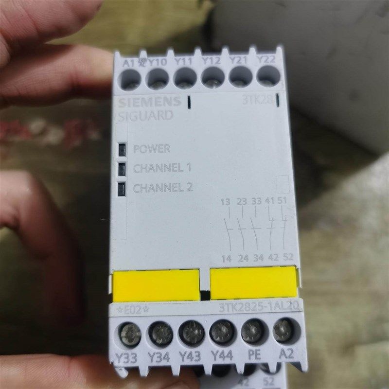 安全继电器 3TK2825-1AL20 实物图没用