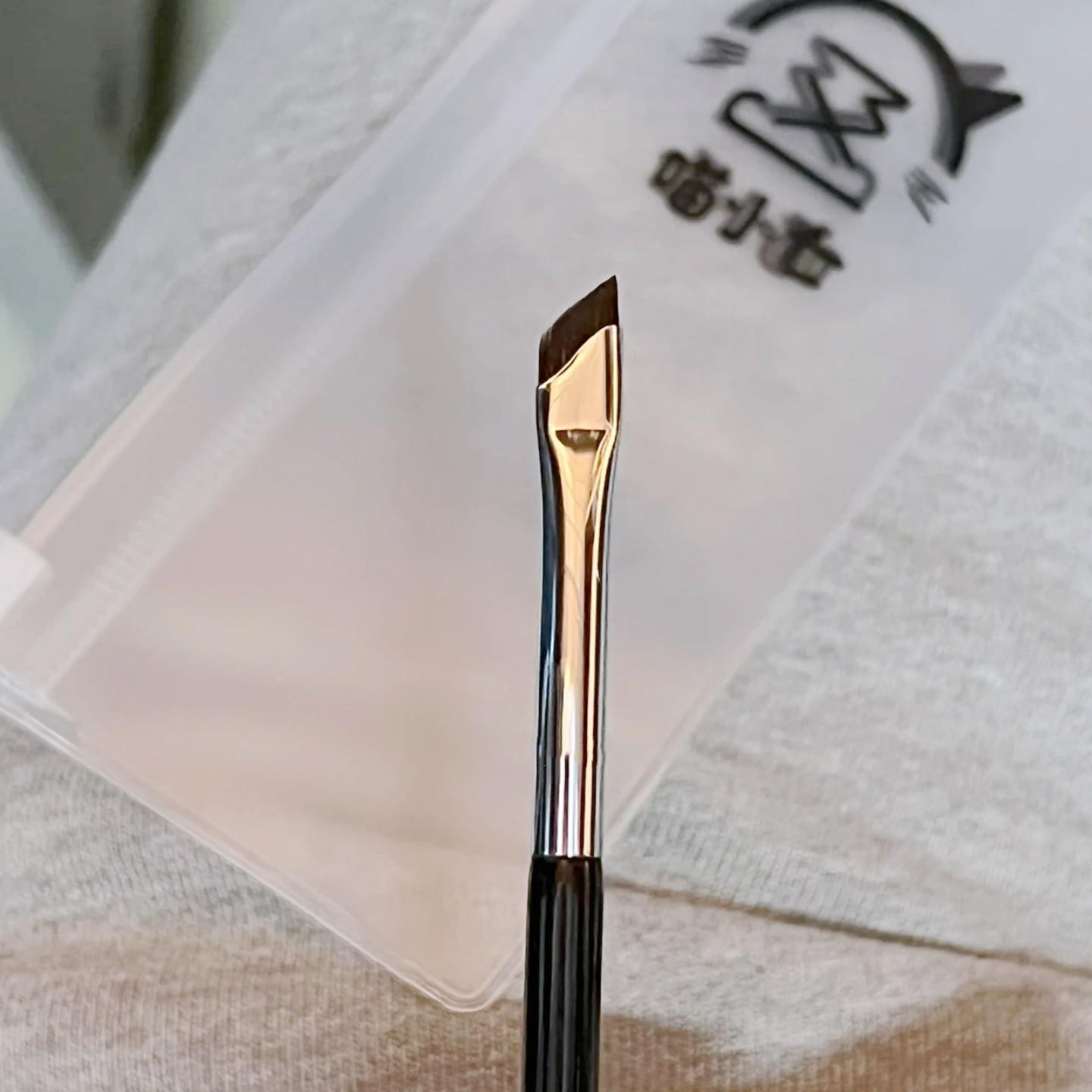 巨巨巨好用!斜角刀锋眼线刷扁平镰刀眼睑下至眼部卧蚕细节化妆刷