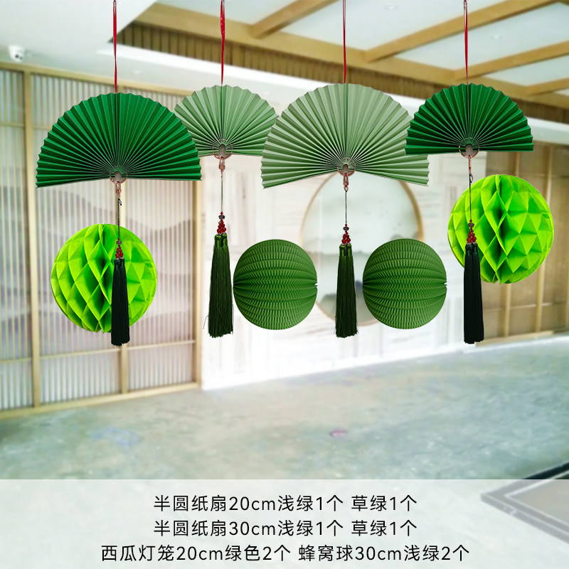 过新年元旦商场红色中式店铺橱窗装饰布置吊顶灯笼球春节公司年会