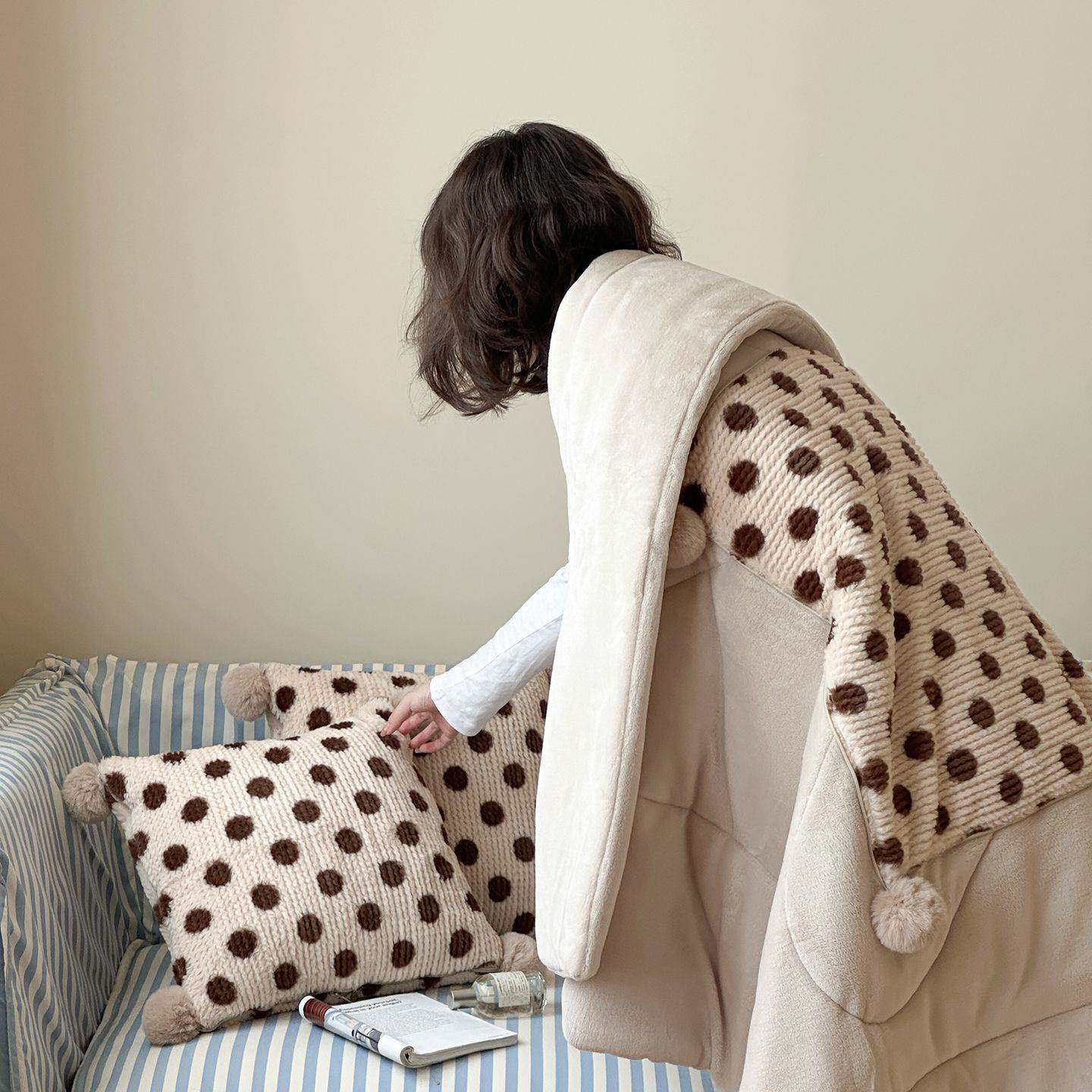 新款毛球抱枕被子两用加绒加厚法莱绒午休盖毯汽车内靠垫学生午睡