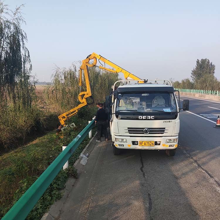 聚仁自走绿篱修剪机边坡中分带