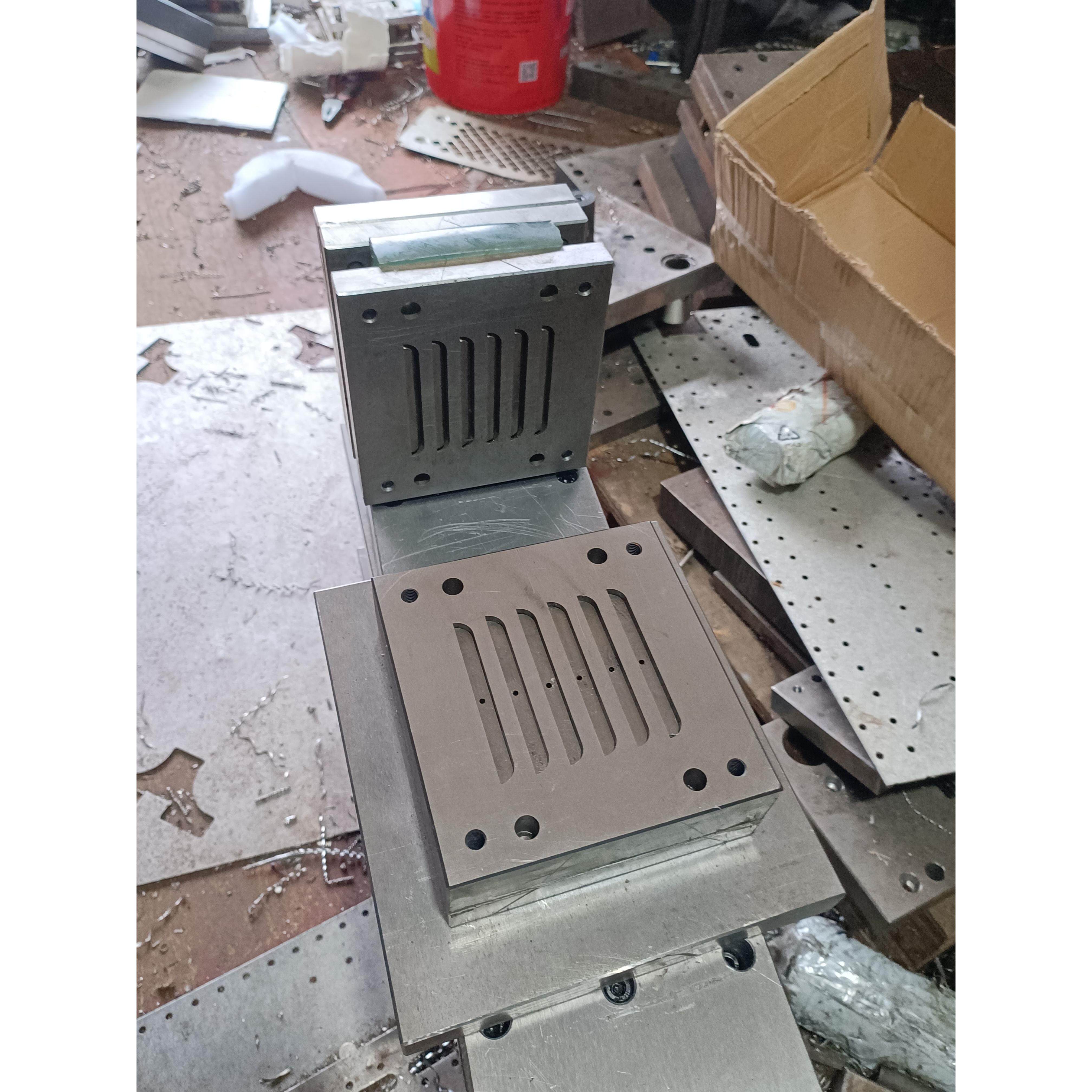 普冲模具,冲床冲压成型模具,百叶窗透气孔卷边模具冲孔非标定制