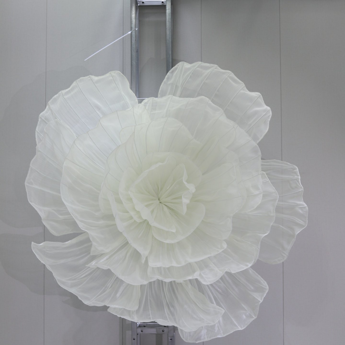 白色大花朵婚庆装饰绢花手工婚礼造型道具欧根纱花橱窗美陈婚礼