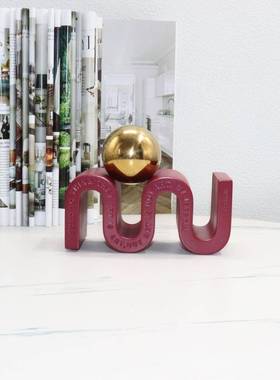 现代简约红色抽象几何弯曲创意个性小众样板间售楼处样板桌面摆件