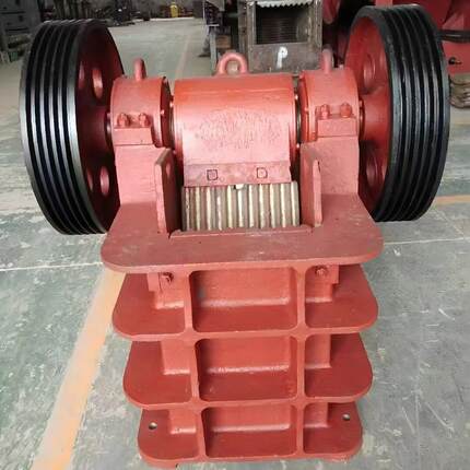 硬岩石头磕石子矿山设备厂家柴油机驱动移动破碎机铸钢加重鄂破机