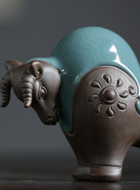 陶瓷牛气冲天摆件小号客厅玄关酒柜桌面装饰品办公桌生肖牛摆设