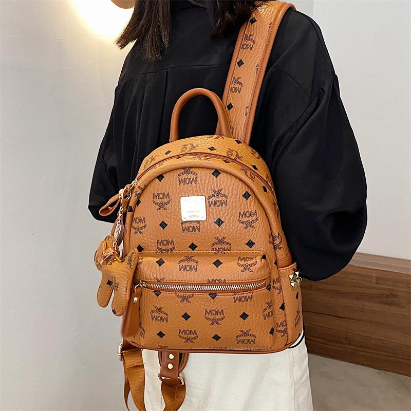 时尚印花双肩包女2021新款潮韩版休闲女士百搭大容量铆钉背包中号