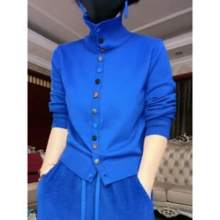 玉美雅【旗舰精选】秋冬上新克莱因蓝遮肉通勤宽松彩扣高领毛衣女