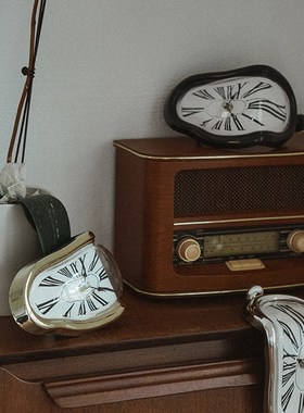 西班牙达利融化扭曲钟表抽象艺术记忆的永恒桌面静音挂钟装饰道具