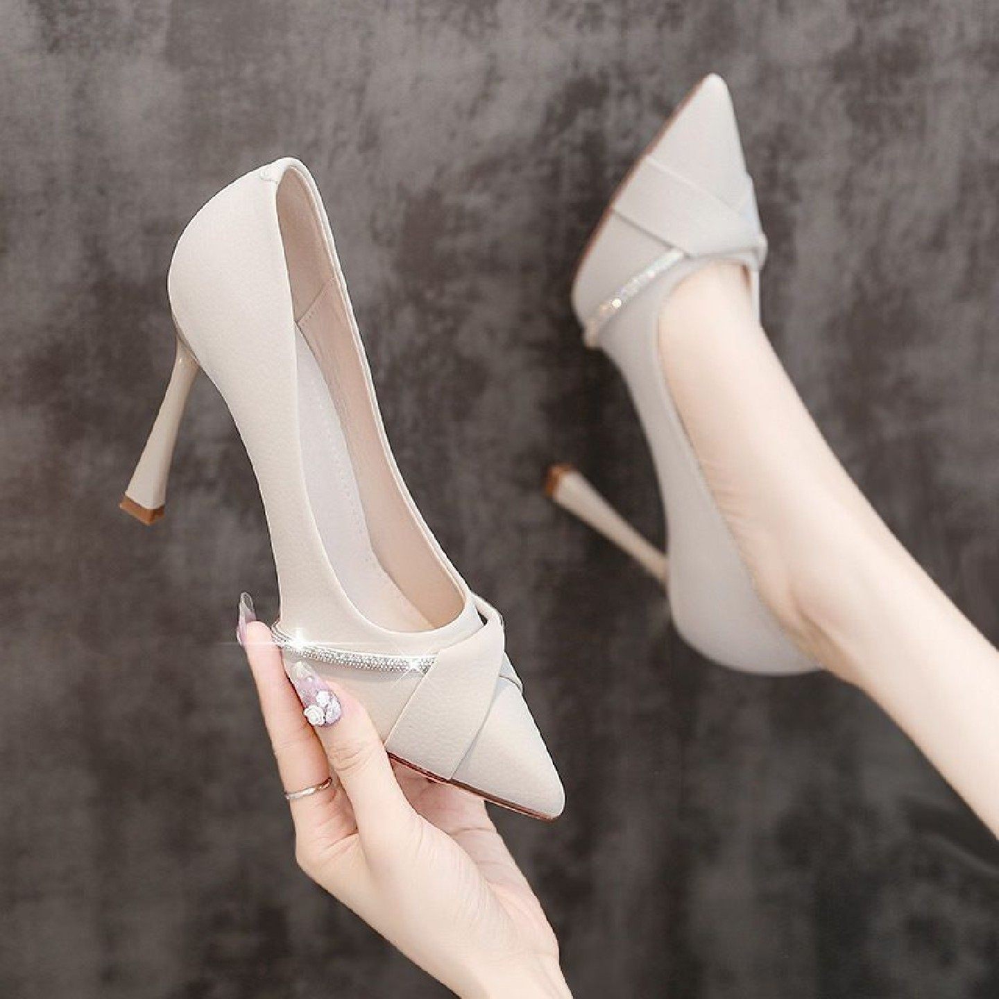 2026年性感法式水钻浅口职业单鞋白色尖头气质不累脚高跟鞋女细跟