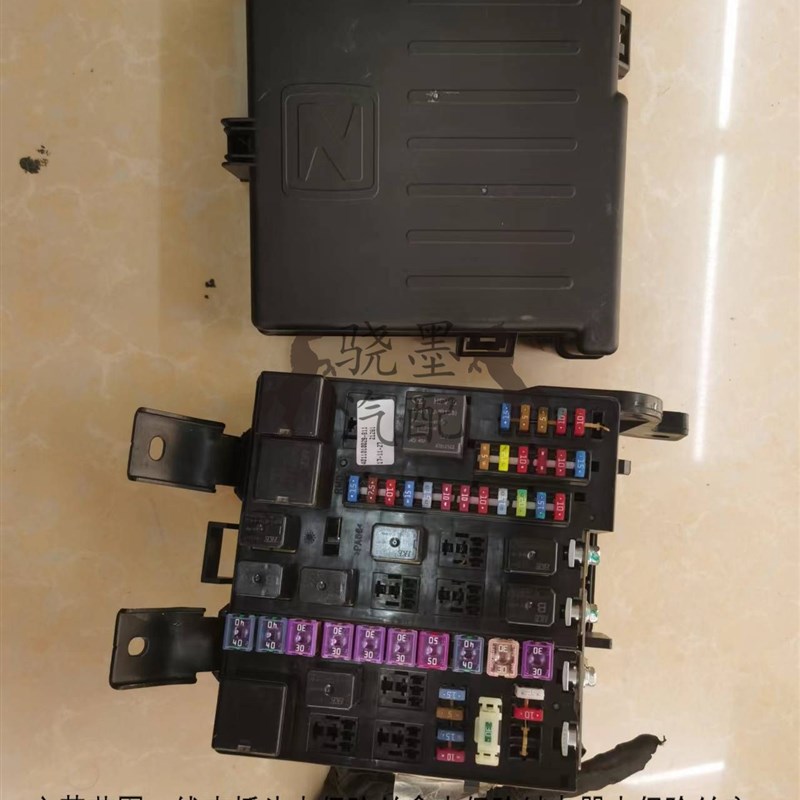 众泰T00E200X5T700X7SR9江南TTZ700芝麻云100保险丝盒继电器上盖