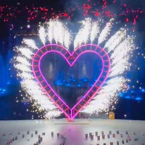 灯光秀商场花架子心形爱心烟花道具表演演出拱门大型婚庆巨型桁架