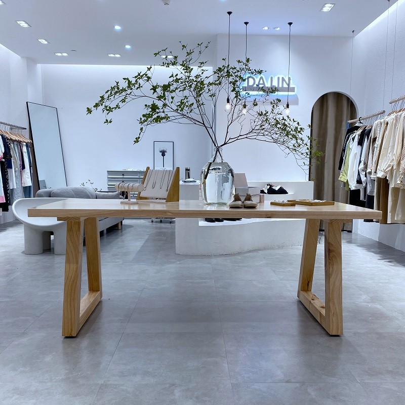 北欧橱窗女服装店原木中间摆放桌简约展示桌中岛流水台实木泡茶桌
