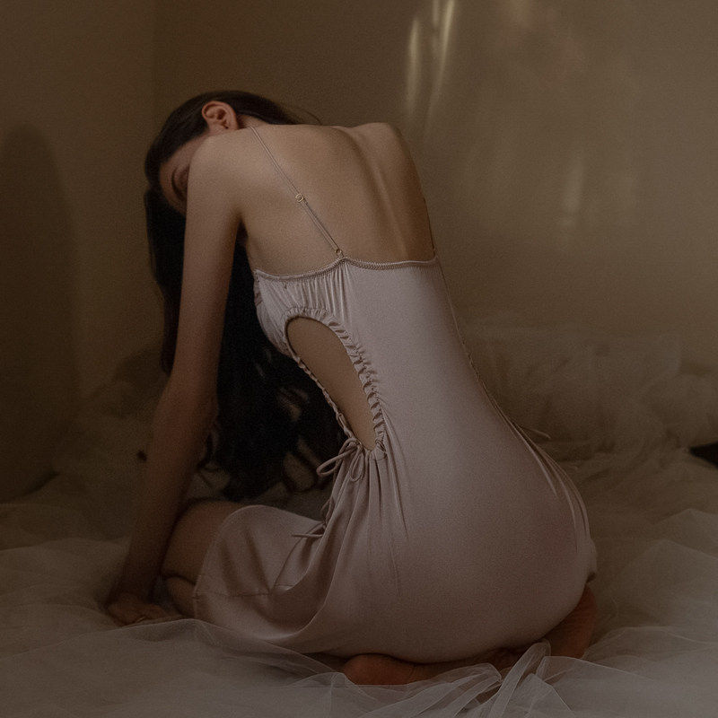 雅小姐性感睡衣女秋冬冰丝吊带蕾丝边漏空睡裙纯欲风高级感家居女