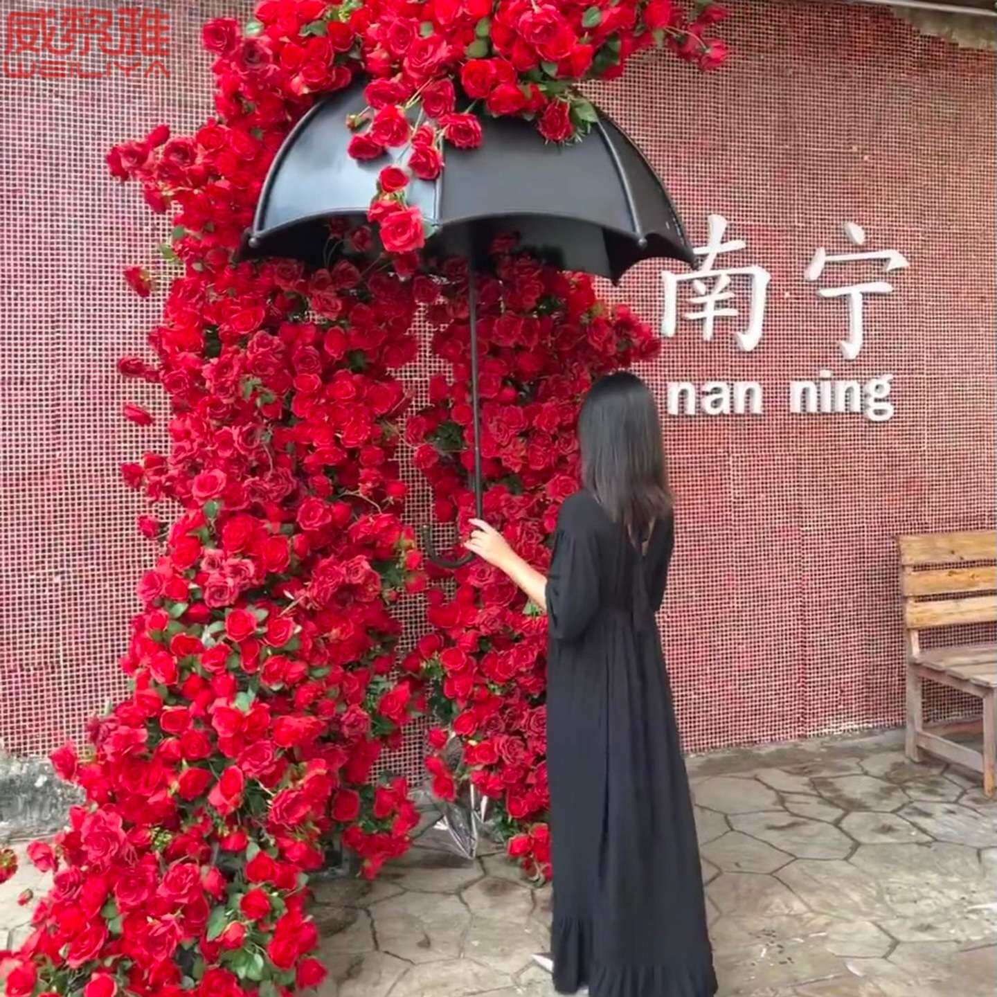 铁艺雨伞雕塑大型装饰品网红爱情玫瑰花主题打卡商场美陈金属摆件