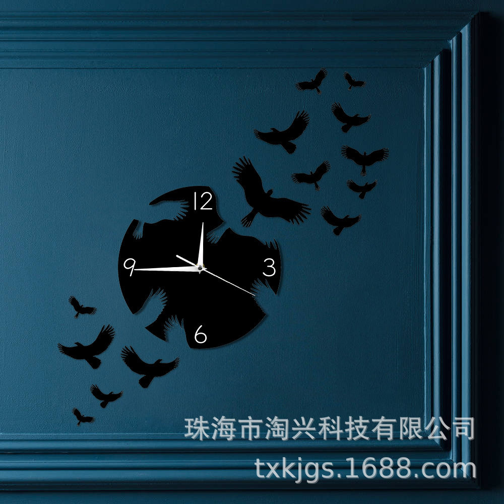 分离挂钟鸽子飞离时钟和平鸽象征当代家居装饰鸟群飞走黑色墙钟