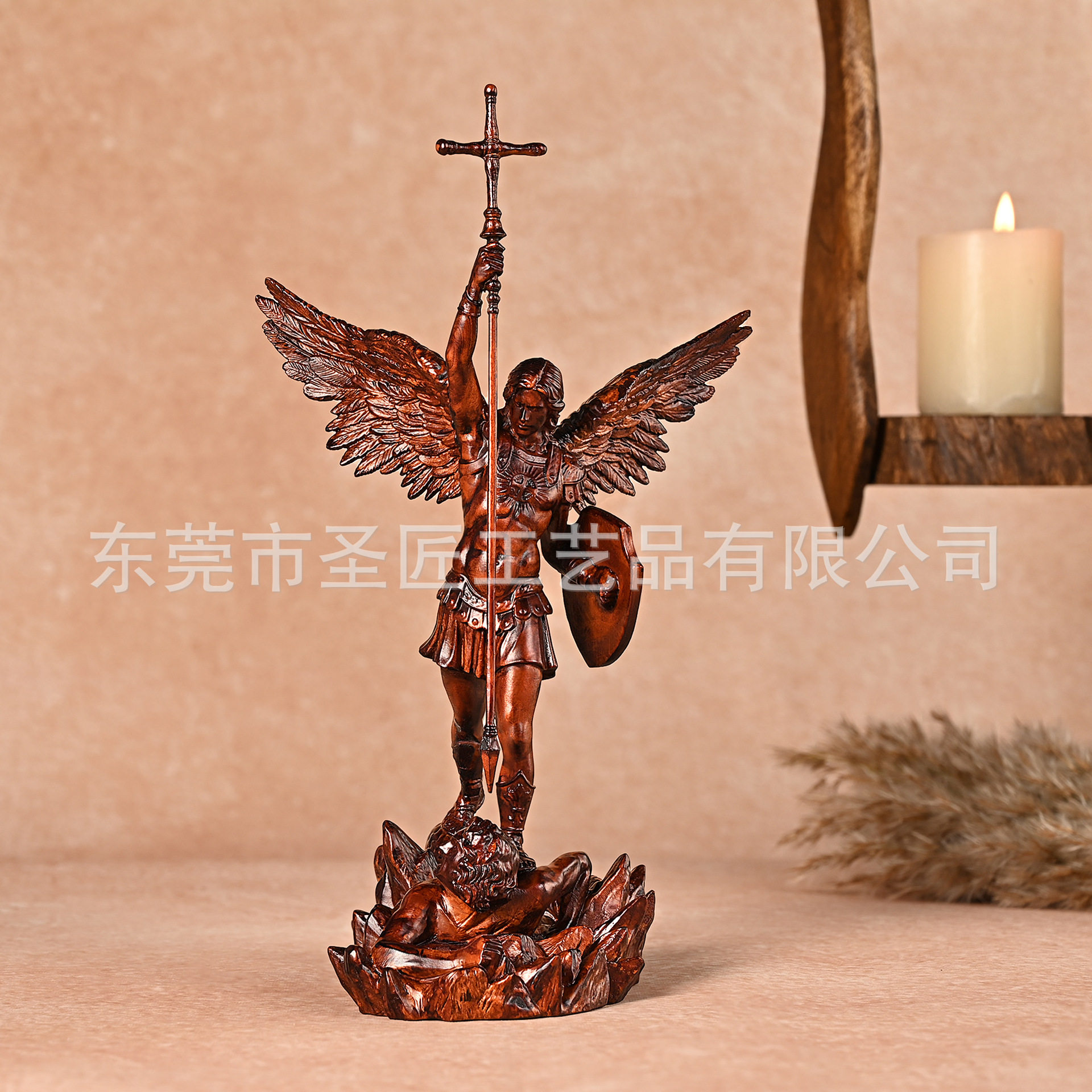 黄杨木大天使迈克尔圆形雕刻摆件