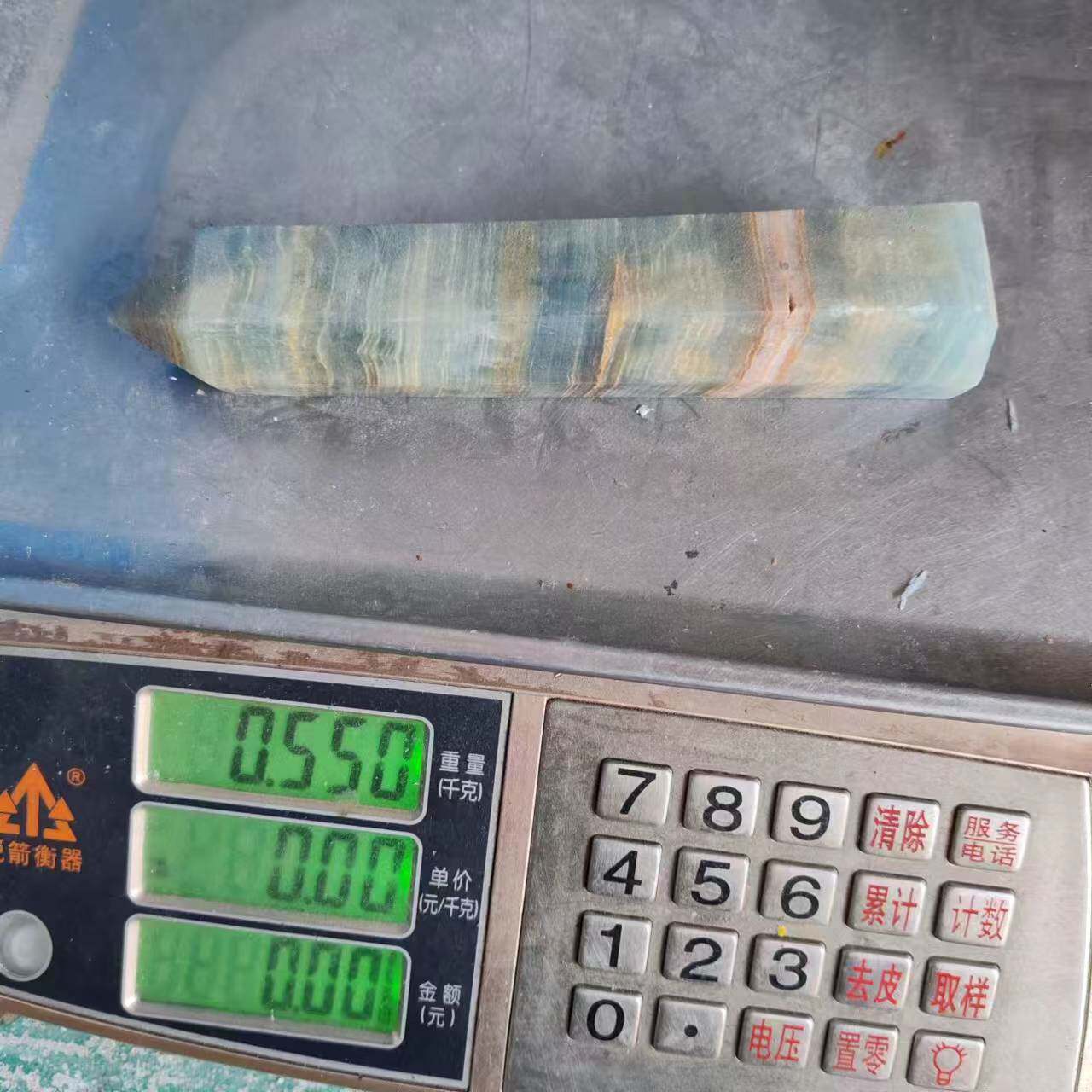 ?东海天然水晶六棱单尖柱蓝力士原石打磨半宝石水晶柱摆件厂家批