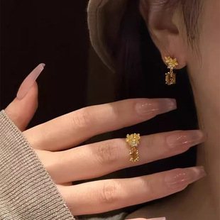 小红书爆款萤火橙花耳钉小清新镶嵌黄水晶吊坠金花朵耳环小众设计