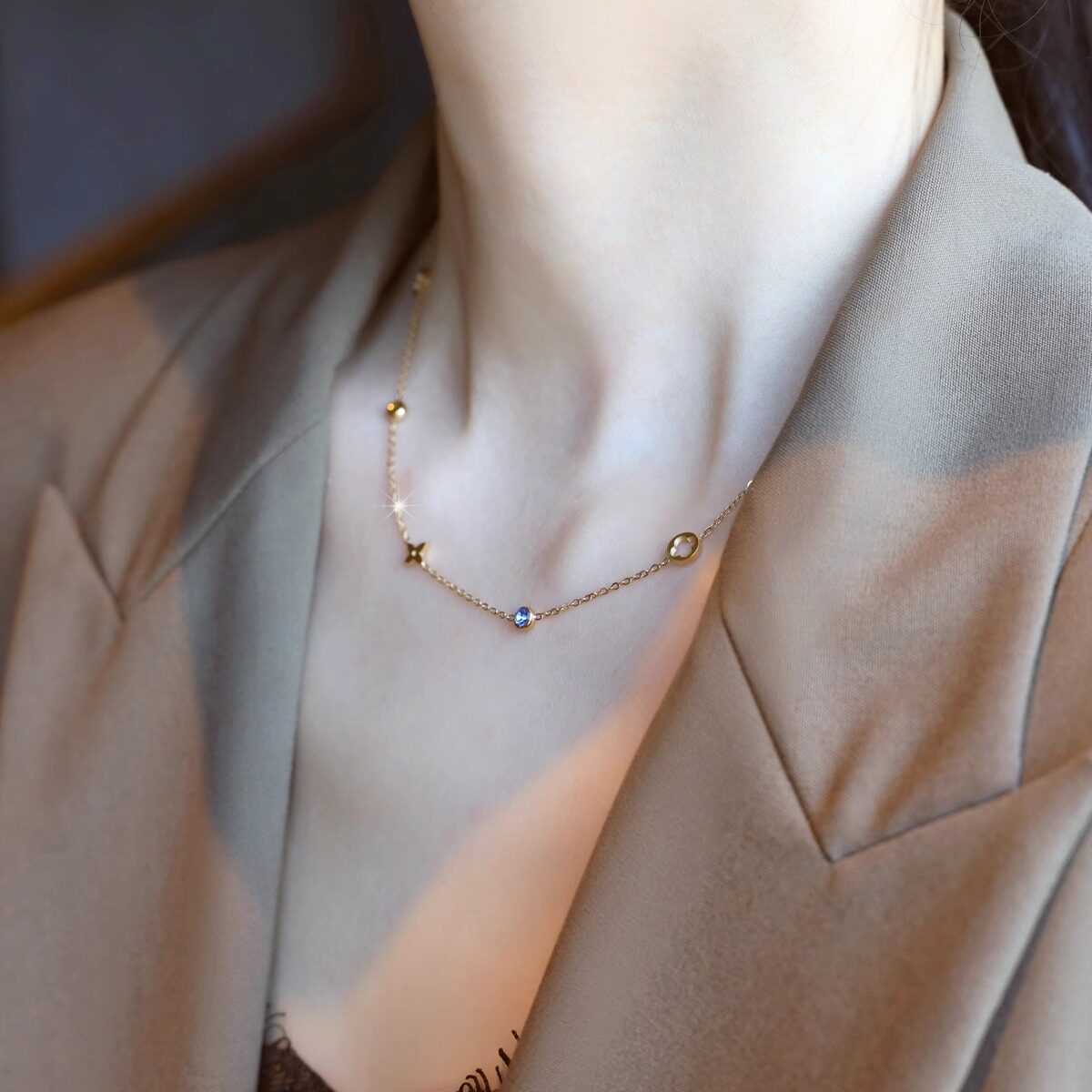 不掉色轻奢小众四叶花彩色项链女款2026新款高级感锁骨链小众颈饰