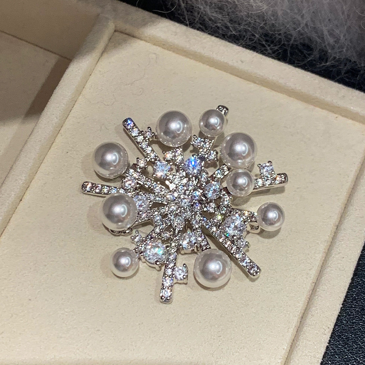 珍珠满钻璀璨烟花胸针轻奢高级感
