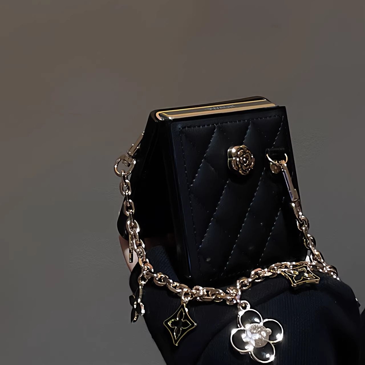 适用purax华为pocket2/p50折叠屏s手机壳ins黑色菱格手提链小米mixflip荣耀MagicVFlip三星zflip7FE/6/5女