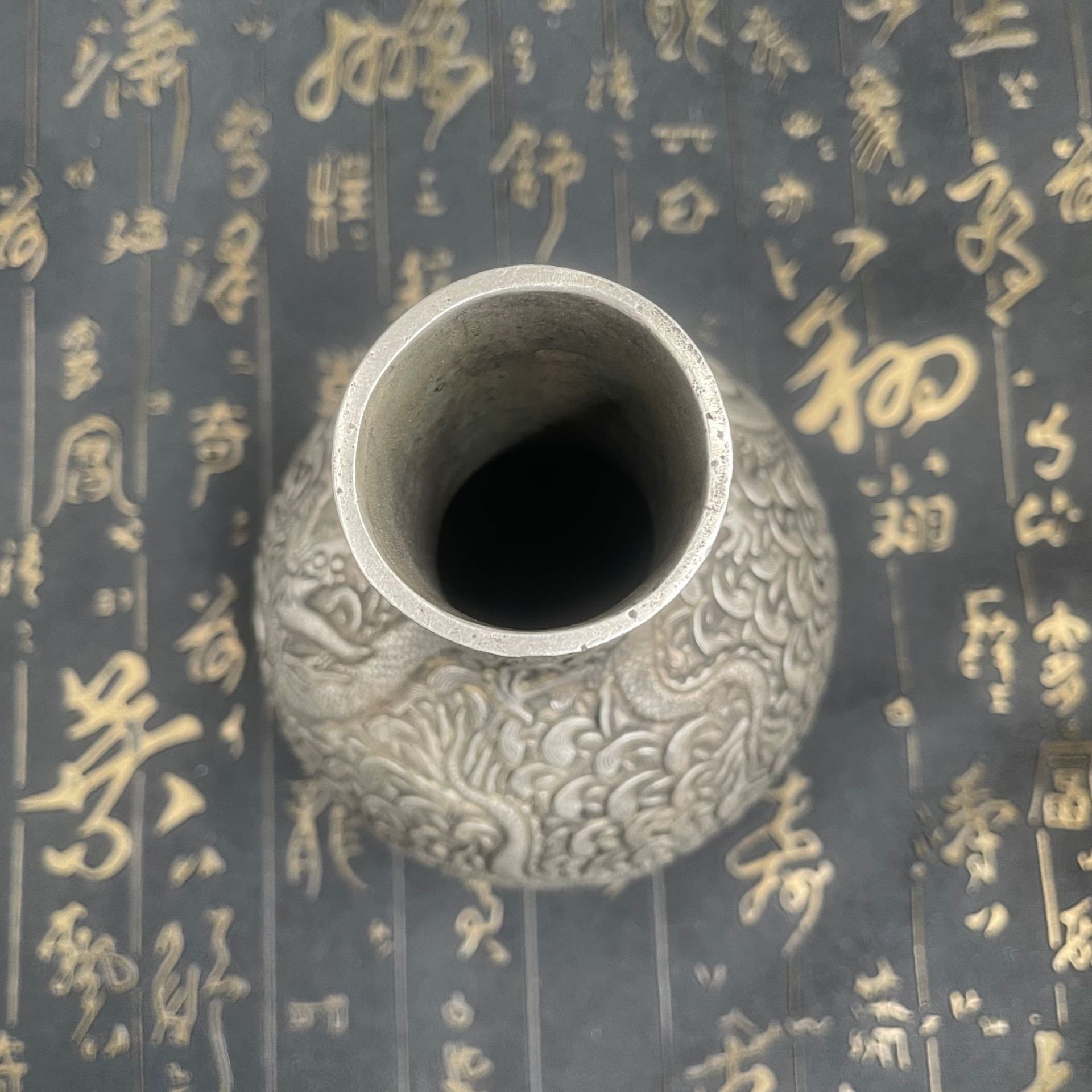 做旧包浆仿古龙花瓶影视道具